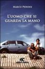 L' uomo che si guarda la mano