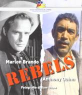 Rebels. Marlon Brando, Anthony Quinn. Fotografie di Sam Shaw Rebels. Marlon Brando, Anthony Quinn. Fotografie di Sam Shaw