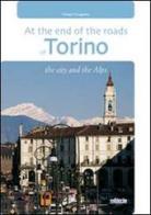 In fondo alle vie di Torino. La città e le Alpi. Con gadget. Ediz. inglese di Giorgio Faraggiana edito da Editris 2000