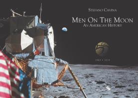 Men on the Moon. An American history (1969-2019). Ediz. illustrata di Stefano Cavina edito da Moderna (Ravenna)