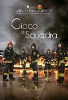 Gioco di squadra. Vigili del fuoco. Calendario 2025 di Massimo Sestini edito da Giunti Editore