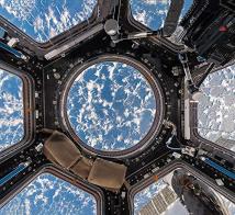 Interior space. A visual exploration of the international space station di Paolo Nespoli, Roland Miller edito da Damiani