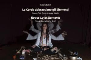 Le corde abbracciano gli elementi-Ropes Love Elements. Ediz. multilingue di Ishara Gabri edito da Autopubblicato