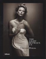 The light between us. Ediz. inglese, tedesca e francese di Vincent Peters edito da TeNeues