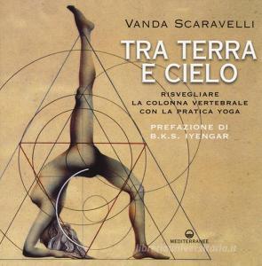 Tra terra e cielo. Risvegliare la colonna vertebrale con la pratica yoga.pdf