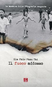 Il fuoco addosso. La bambina della fotografia racconta. Ediz. italiana, inglese e francese.pdf
