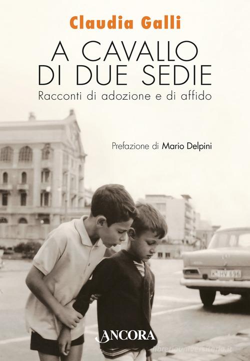 A cavallo di due sedie. Racconti di adozione e di affido di Claudia Galli edito da Ancora