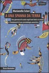 A una spanna da terra. Una giornata di scuola negli Stati Uniti e in Italia e i fondamenti di una metodologia umoristica di Marianella Sclavi edito da Mondadori Bruno