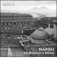 2011. Napoli in bianco e nero di Giuseppe Castronuovo, Giuseppe Mariconda edito da Cento Autori