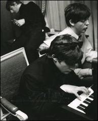 Yesterday... Immagini dei Beatles tra simbolo e mito di Harry Benson edito da Crealibri