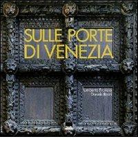 Sulle porte di Venezia. Ediz. italiana e inglese di Umberto Franzoi, Daniele Resini edito da Vianello Libri