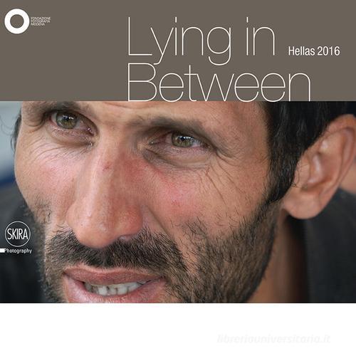 Lying in between. Hellas 2016. Ediz. illustrata edito da Skira
