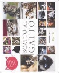 Scatto al gatto. Oltre 1000 gatti italiani immortalati dai loro padroni edito da Rizzoli