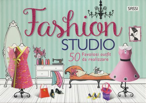 Fashion studio. 50 favolosi outfit da realizzare. Ediz. a colori. Con gadget di Helen Moslin edito da Sassi