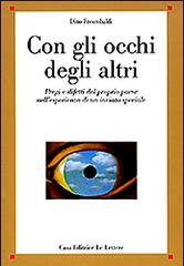 Con gli occhi degli altri. Pregi e difetti del proprio paese nell'esperienza di un inviato speciale di Dino Frescobaldi edito da Le Lettere