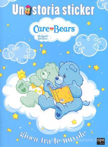 Una storia sticker. Gioca tra le nuvole. Care Bears. Gli orsetti del cuore. Con adesivi edito da Ape Junior