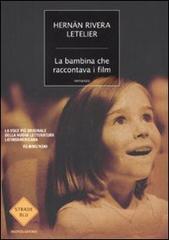 Libro La bambina che raccontava i film di Hernán Rivera Letelier Strade blu di Mondadori