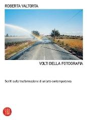 Volti della fotografia. Scritti sulle trasformazioni di un'arte contemporanea di Roberta Valtorta edito da Skira