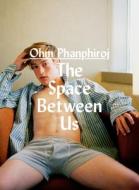 The Space Between Us di Ohm Phanphiroj edito da Bruno Gmuender Gmbh