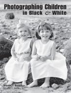 Photographing Children In Black & White di Helen T. Boursier edito da Amherst Media