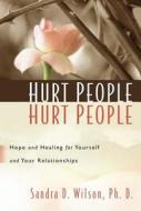 Hurt People Hurt People: Hope and Healing for Yourself and Your Relationships di Sandra D. Wilson edito da Discovery House Publishers