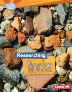 Researching Rocks di Sally M. Walker edito da LERNER PUBN