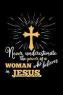 Never Underestimate the Power of a Woman Who Believes in Jesus di Scott Maxwell edito da LIGHTNING SOURCE INC