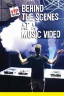Behind the Scenes at a Music Video di Melissa Firth edito da Cavendish Square Publishing