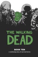 The Walking Dead Book 10 di Robert Kirkman edito da Image Comics