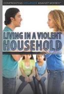 Living in a Violent Household di Laura La Bella edito da Rosen Young Adult