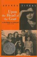 Upon the Head of the Goat: A Childhood in Hungary 1939-1944 di Aranka Siegal edito da Perfection Learning