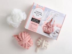 Super Simple Finger Knitting Kit Sugarplum Christmas Tree: Everything You Need Is Included: Chunky Yarn, Fiberfill, Instruction Booklet, Exclusive Ste di Sabrina-Rose Benedict edito da Schiffer Publishing Ltd