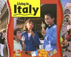 Living in Italy di Ruth Thomson edito da Sea to Sea Publications