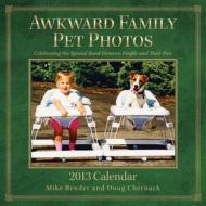 Awkward Family Pet Photos Calendar: Celebrating the Special Bond Between People and Their Pets di Mike Bender, Doug Chernack edito da Andrews McMeel Publishing