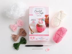 Crochet Cafe Amigurumi Kit Cupcake: Everything You Need Is Included: 100%-Cotton Yarn, Crochet Hook, Stitch Marker, Tapestry Needle, Fiberfill, Step-b di Better Day Books edito da Schiffer Publishing Ltd