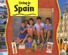 Living in Spain di Su Kent edito da Sea to Sea Publications