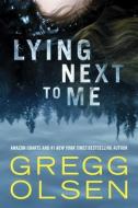 Lying Next to Me di Gregg Olsen edito da THOMAS & MERCER