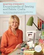 Martha Stewart's Encyclopedia of Sewing and Fabric Crafts: Basic Techniques for Sewing, Applique, Embroidery, Quilting,  di Martha Stewart Living Magazine edito da POTTER CLARKSON N