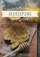 The Good Living Guide to Beekeeping: Secrets of the Hive, Stories from the Field, and a Practical Guide That Explains It di Dede Cummings edito da GOOD BOOKS
