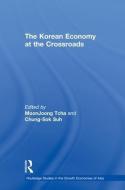 The Korean Economy at the Crossroads: Triumphs, Difficulties and Triumphs Again di Chung-Sok Suh, Moon Joong Tcha edito da ROUTLEDGE