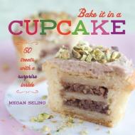 Bake It in a Cupcake: 50 Treats with a Surprise Inside di Megan Seling edito da ANDREWS & MCMEEL