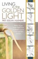 Living in the Golden Light di Pati Solva Hueneke edito da Balboa Press