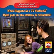 What Happens at a TV Station?/Que Pasa En Una Emisora de Television? di Amy Hutchings edito da Weekly Reader Early Learning Library