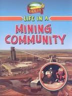 Life in a Mining Community di Natalie Hyde edito da Crabtree Publishing Company