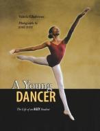 A Young Dancer: The Life of an Ailey Student di Valerie Gladstone edito da HENRY HOLT
