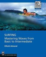 Surfing: Mastering Waves from Basic to Intermediate di Elliott Almond edito da MOUNTAINEERS BOOKS