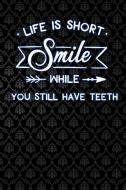 Life Is Short Smile While You Still Have Teeth: Funny Lined Notebook and Journal Composition Book Diary Dentist Gift di Dentists Journals edito da INDEPENDENTLY PUBLISHED
