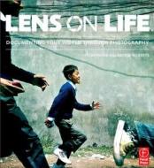 Lens on Life: Documenting Your World Through Photography di Stephanie Calabrese Roberts edito da Focal Press