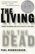The Living and the Dead: Robert McNamara and Five Lives of a Lost War di Paul Hendrickson edito da VINTAGE