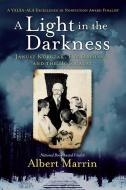 A Light in the Darkness: Janusz Korczak, His Orphans, and the Holocaust di Albert Marrin edito da EMBER